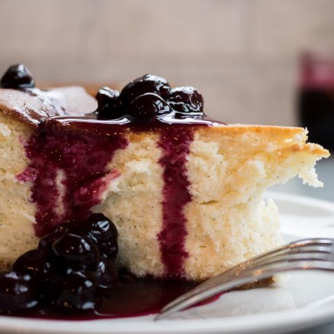 Cheesecake with blueberry sauce