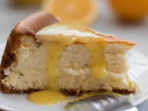 Cheesecake with lemon sauce